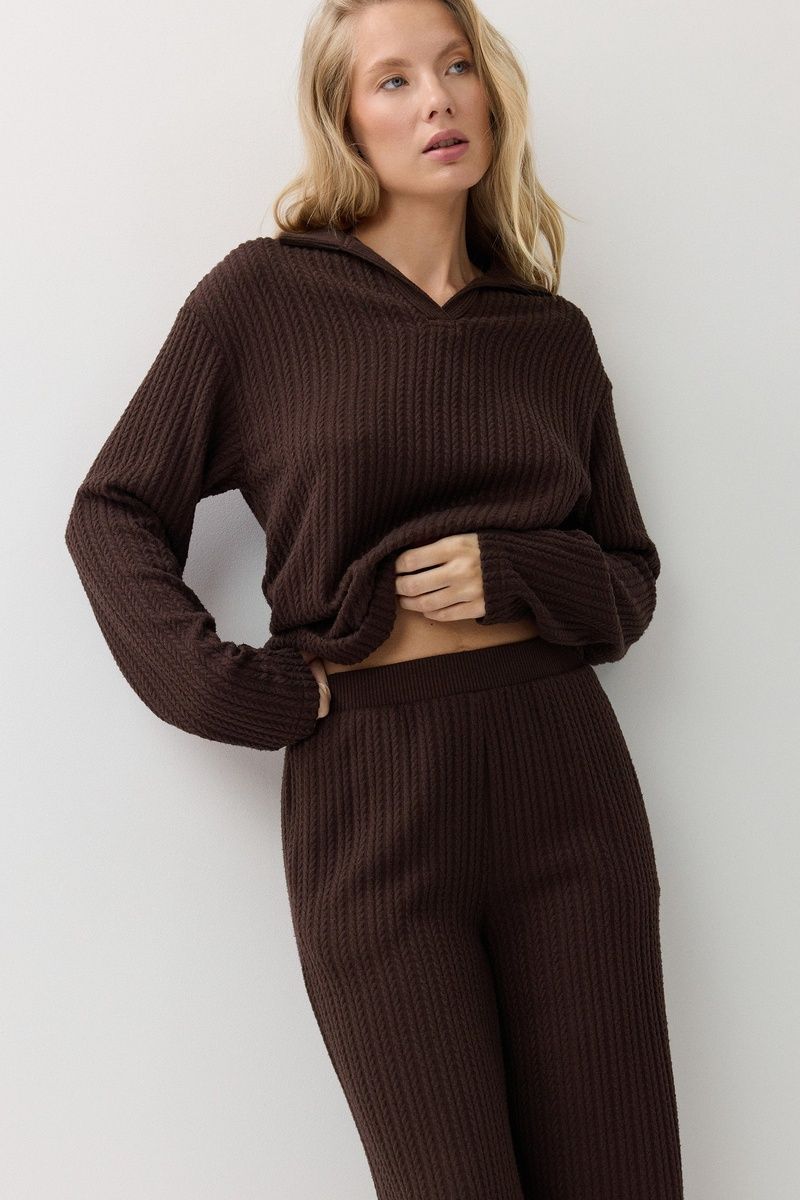 Costum tricotat reiat Aruelle Eloise Brown &mdash; modelul cu m&acirc;inile &icirc;n talie